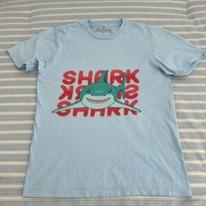 HOT TOPIC MEN’S SHARK tee. Size S. ptp 18” L 25”